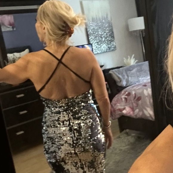 🎉2X HOST PICK🎉 Cosmopolitan Sequin Midi Dress - Picture 4 of 6